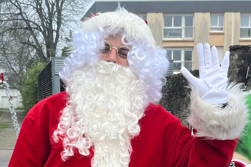 Père Noël saluant joyeusement les Sautronnais et Sautronnaises.