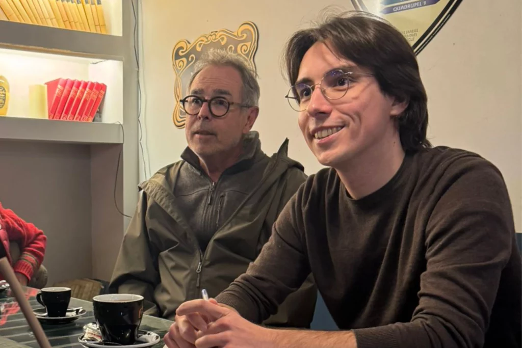 Raphaël Deux et François Roche discutent au Millibar avec des Sautronnaises et des Sautronnais.